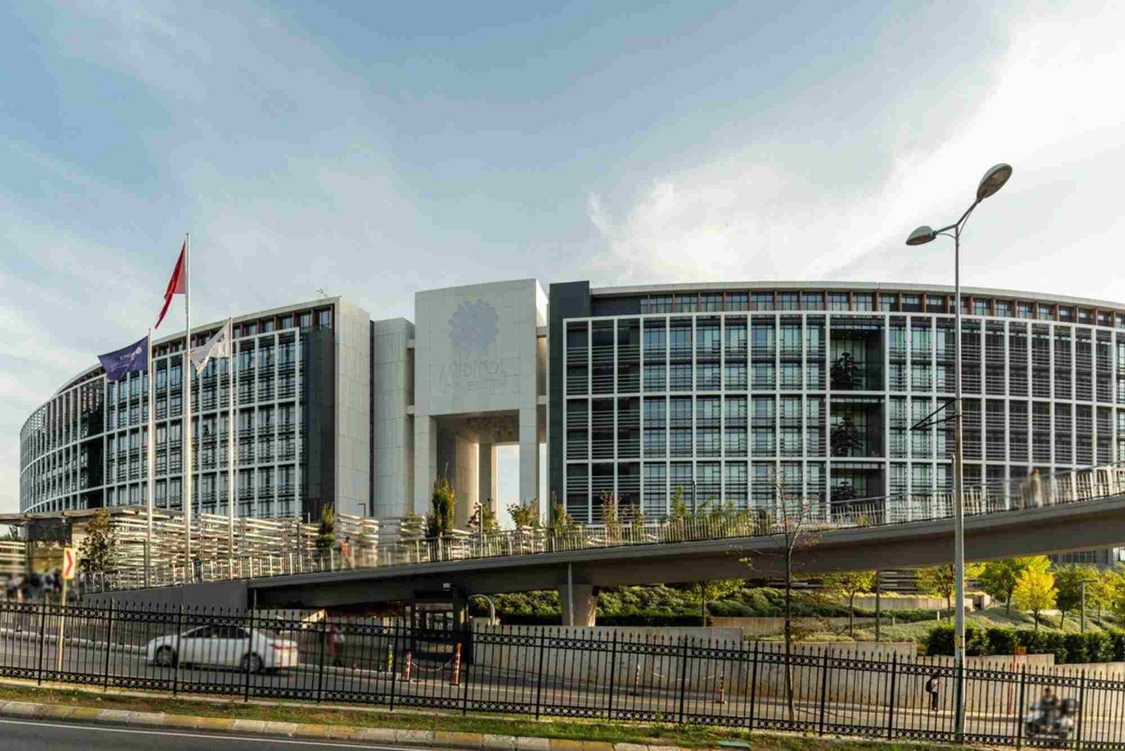 هل جامعة اسطنبول ميديبول معترف بها دولياً؟